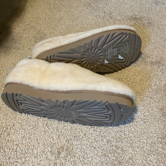 NWOT women’s UGG classic cozy shearling bootie in natural Size US 9 UK 7 EU 40 - Picture 9 of 9